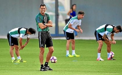 Gustavo Poyet, dirigiendo un entrenamiento de su equipo. Gustavo Poyet, dirigiendo un entrenamiento de su equipo.