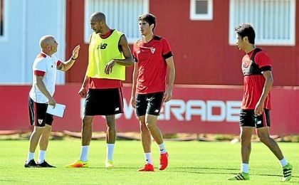 Sampaoli da unas indicaciones a N´Zonzi en un entrenamiento. Sampaoli da unas indicaciones a N´Zonzi en un entrenamiento.
