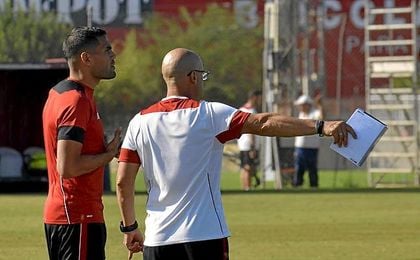 Mercado y Sampaoli hablan en el entrenamiento de esta tarde. Mercado y Sampaoli hablan en el entrenamiento de esta tarde.
