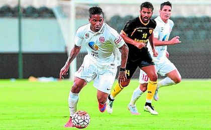 A sus 31 años, el peruano Farfán quiere dejar el Al Jazira árabe. A sus 31 años, el peruano Farfán quiere dejar el Al Jazira árabe.