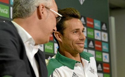 Hace algo más de dos semanas, Rubén Castro sellaba su continuidad en el Betis. Hace algo más de dos semanas, Rubén Castro sellaba su continuidad en el Betis.