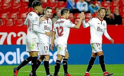 Los jugadores del Sevilla celebran uno de los nueve goles al Formentera. Los jugadores del Sevilla celebran uno de los nueve goles al Formentera.