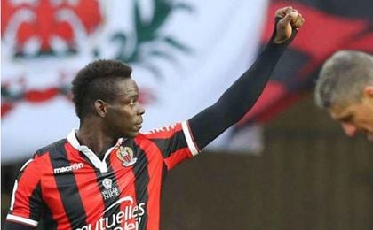 Balotelli recibió insultos racistas durante el partido Bastia-Niza por parte de algunos aficionados del equipo local. Balotelli recibió insultos racistas durante el partido Bastia-Niza por parte de algunos aficionados del equipo local.