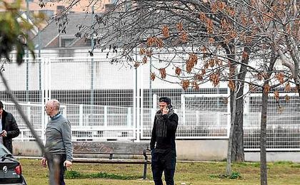 Zozulya, hablando por teléfono, en las instalaciones de la Ciudad Deportiva del Rayo Vallecano. Zozulya, hablando por teléfono, en las instalaciones de la Ciudad Deportiva del Rayo Vallecano.