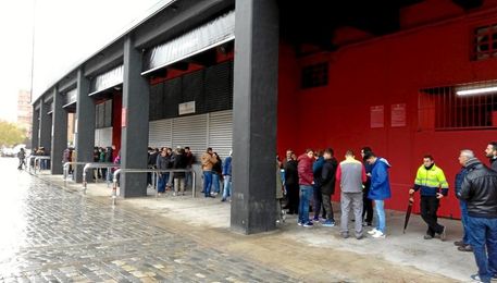 Imagen de las colas en el Sánchez Pizjuán. Imagen de las colas en el Sánchez Pizjuán.