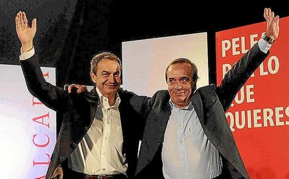 José Antonio Alonso, junto a José Luis Rodríguez Zapatero en una imagen de archivo. José Antonio Alonso, junto a José Luis Rodríguez Zapatero en una imagen de archivo.