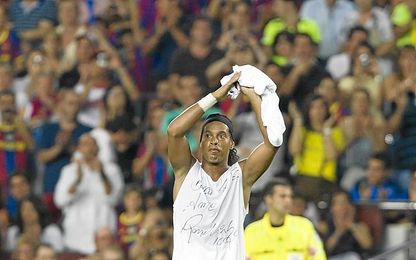 Ronaldinho, en el Camp Nou, con el Milan. Ronaldinho, en el Camp Nou, con el Milan.