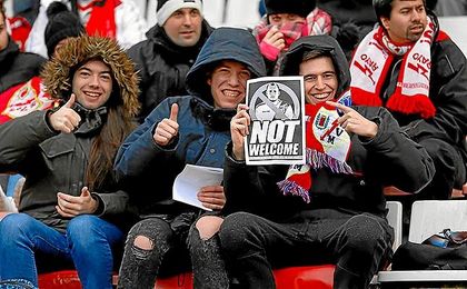Dos de los miles y miles de aficionados del Rayo Vallecano que se jactaban ayer de su rechazo al fichaje de Zozulia. Dos de los miles y miles de aficionados del Rayo Vallecano que se jactaban ayer de su rechazo al fichaje de Zozulia.