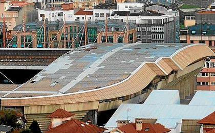 Imagen de la dañada cubierta de Riazor. Imagen de la dañada cubierta de Riazor.