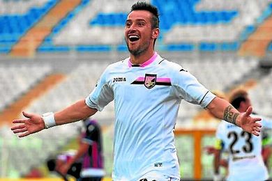 Nestorovski celebrando un gol. Nestorovski celebrando un gol.