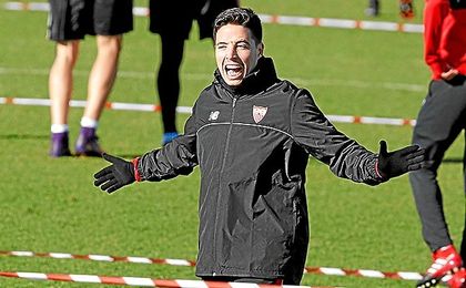 Nasri es el jugador del campeonato que más pases recibe por encuentro. Nasri es el jugador del campeonato que más pases recibe por encuentro.