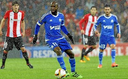 Lassana Diarra conduce el balón en un duelo con el Athletic. Lassana Diarra conduce el balón en un duelo con el Athletic.