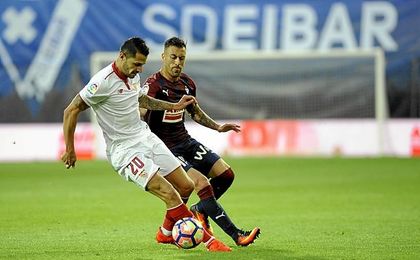 Luna, enfrentándose al Sevilla. Luna, enfrentándose al Sevilla.