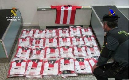 Incautan 241 camisetas falsificadas del Athletic en el aeropuerto de Bilbao Incautan 241 camisetas falsificadas del Athletic en el aeropuerto de Bilbao
