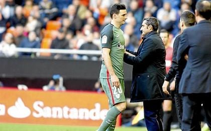 Aduriz saliendo lesionado en el partido liguero del Athletic contra el Valencia. Aduriz saliendo lesionado en el partido liguero del Athletic contra el Valencia.