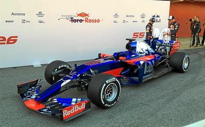 Toro Rosso presenta en Montmeló el nuevo STR12 de Sainz y Kvyat Toro Rosso presenta en Montmeló el nuevo STR12 de Sainz y Kvyat