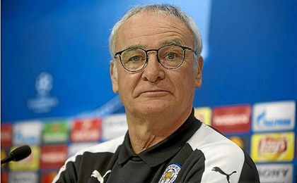 La alcaldesa romana reconoce el mérito del entrenador. La alcaldesa romana reconoce el mérito del entrenador.