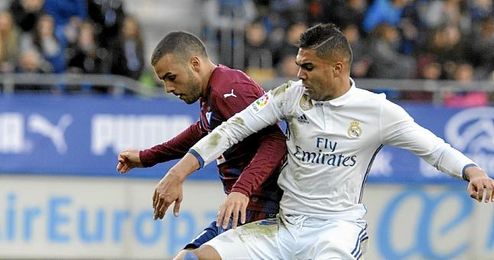 Casemiro pugna con Pedro León. Casemiro pugna con Pedro León.
