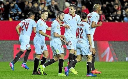 Los jugadores del Sevilla celebran un gol en el Sánchez-Pizjuán. Los jugadores del Sevilla celebran un gol en el Sánchez-Pizjuán.