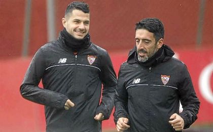 Vitolo, junto a uno de los preparados físicos, en el entrenamiento de hoy. Vitolo, junto a uno de los preparados físicos, en el entrenamiento de hoy.