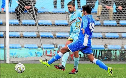 El algabeño Guisado, ante el fronterizo Lolo en el duelo de ayer. Lince. El algabeño Guisado, ante el fronterizo Lolo en el duelo de ayer. Lince.