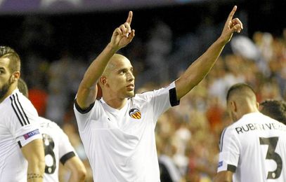 Feghouli tras finalizar un encuentro durante su etapa como valencianista. Feghouli tras finalizar un encuentro durante su etapa como valencianista.