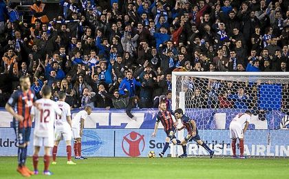 El Sevilla llevaba semanas jugando con fuego. El Sevilla llevaba semanas jugando con fuego.