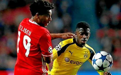 Eliseu y Dembelé pugnan por un balón en el partido de ida. Eliseu y Dembelé pugnan por un balón en el partido de ida.