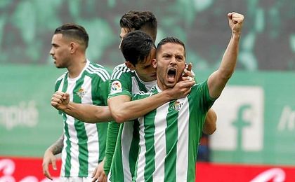 Durmisi celebrando su gol en el derbi. Durmisi celebrando su gol en el derbi.