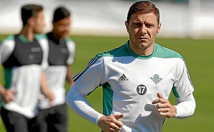 Joaquín, durante un entrenamiento del Betis. Joaquín, durante un entrenamiento del Betis.