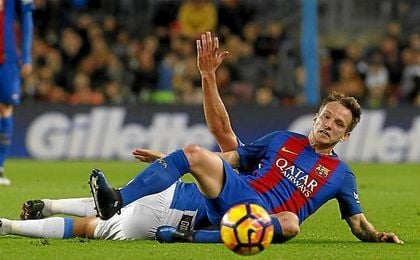 Rakitic renueva con el F.C. Barcelona Rakitic renueva con el F.C. Barcelona