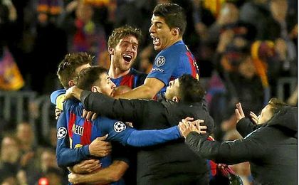 Los aficionados culés invadieron el terreno de juego. Los aficionados culés invadieron el terreno de juego.