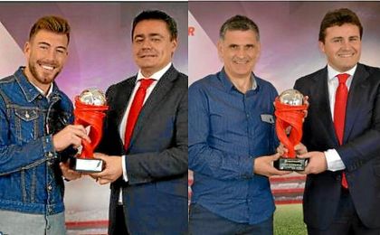 Sergi Enrich y Mendilibar recogiendo sus respectivos premios. LaLiga. Sergi Enrich y Mendilibar recogiendo sus respectivos premios. LaLiga.