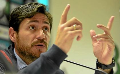 Víctor, técnico del Betis, durante la rueda de prensa de hoy. Víctor, técnico del Betis, durante la rueda de prensa de hoy.