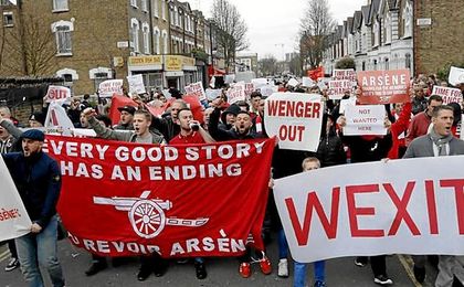 Imagen de la protesta de los hinchas del Arsenal. Imagen de la protesta de los hinchas del Arsenal.