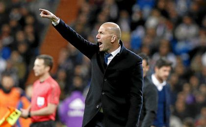 Zidane, en la banda del Bernabéu. Zidane, en la banda del Bernabéu.