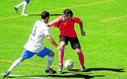 El alcalareño Alberto Reina es presionado por Nene. Lince. El alcalareño Alberto Reina es presionado por Nene. Lince.