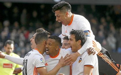 Enzo Pérez y Parejo, junto a Nani, celebran un gol ante el Espanyol. Enzo Pérez y Parejo, junto a Nani, celebran un gol ante el Espanyol.