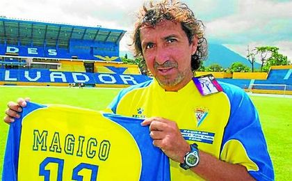 El Cádiz rinde homenaje a Mágico González. El Cádiz rinde homenaje a Mágico González.