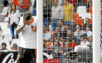 El Valencia cumple años sumergido en una crisis deportiva. El Valencia cumple años sumergido en una crisis deportiva.