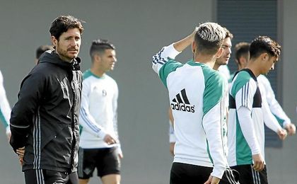 Víctor habla en un entrenamiento con Dani Ceballos. Víctor habla en un entrenamiento con Dani Ceballos.