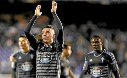 Iago Aspas celebra el triunfo ante el Depor con su afición. Iago Aspas celebra el triunfo ante el Depor con su afición.