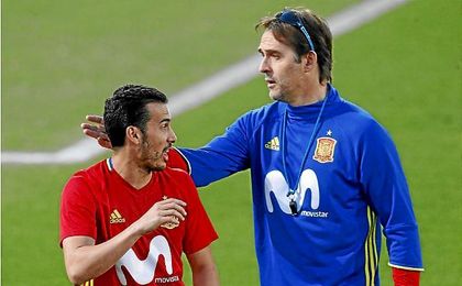 Pedro, junto a Julen Lopetegui, durante el entrenamiento. UESyndication. Pedro, junto a Julen Lopetegui, durante el entrenamiento. UESyndication.