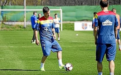 Tosca, durante el entrenamiento de hoy con la selección rumana. Tosca, durante el entrenamiento de hoy con la selección rumana.