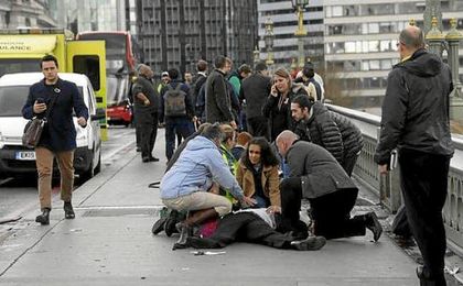 Imagen de un herido en el puente donde ha tenido lugar el atropello. Imagen de un herido en el puente donde ha tenido lugar el atropello.
