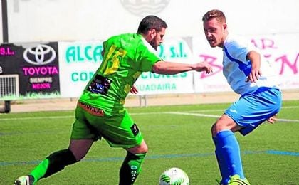 El central blanquiazul Juanma presiona a un rival de Los Barrios en el duelo jugado el domingo. El central blanquiazul Juanma presiona a un rival de Los Barrios en el duelo jugado el domingo.
