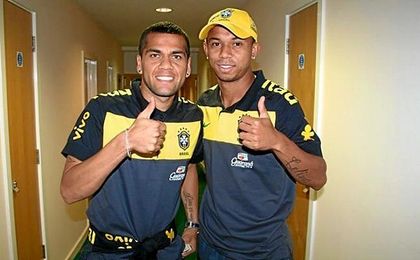 Mariano, con Daniel Alves, presente y pasado del lateral diestro del Sevilla. Mariano, con Daniel Alves, presente y pasado del lateral diestro del Sevilla.