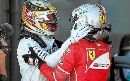 Hamilton felicita a Vettel por su triunfo en Australia. Hamilton felicita a Vettel por su triunfo en Australia.