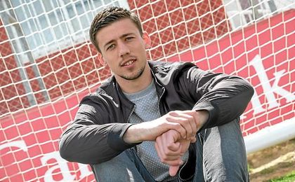 Clément Lenglet posa para ESTADIO en una de las porterías el Viejo Nervión. Clément Lenglet posa para ESTADIO en una de las porterías el Viejo Nervión.