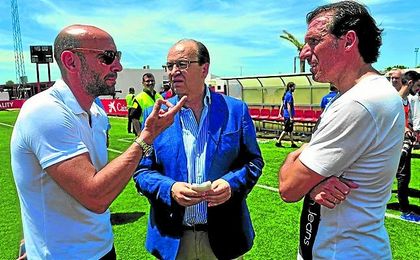 Arias, junto a Monchi, a quien sucederá si el consejo que encabeza Castro aprueba su nombramiento. Arias, junto a Monchi, a quien sucederá si el consejo que encabeza Castro aprueba su nombramiento.